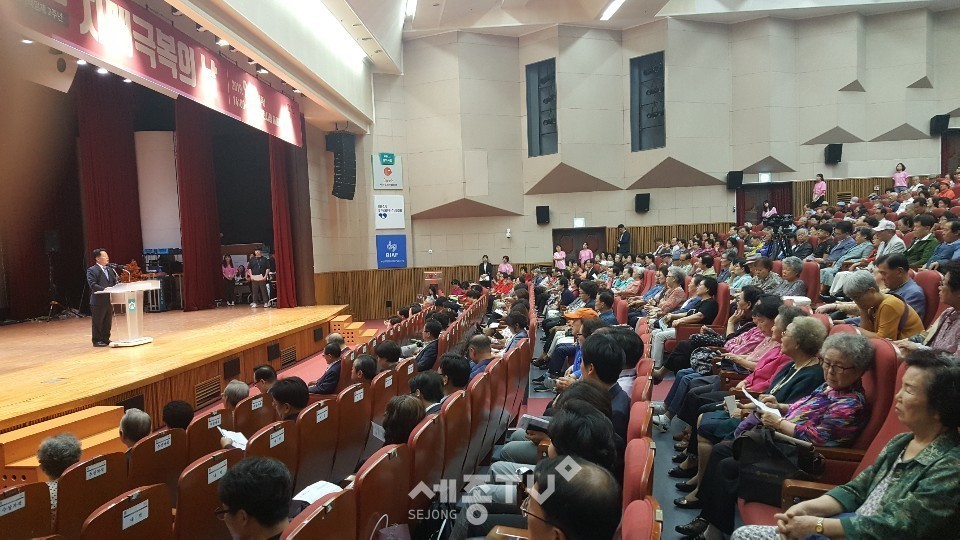 장덕천 부천시장이 치매극복의 날 기념식에서 인사말을 하고 있다.(사진제공=부천시청)