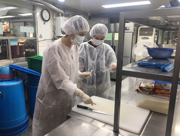 사회취약계층 이용 급식시설에 ‘식중독 예방 컨설팅’하는 모습(북구청 제공)