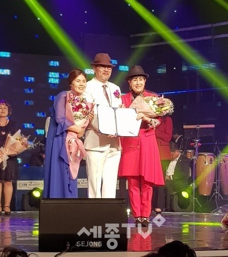 천안시 쌍용1동 주민자치위원회 노래교실반이 지난 6일 서울 그랜드힐튼호텔에서 열린 제7회 전국노래교실 회원의 날 가요경연대회에서 대상을 수상하고 기념촬영을 하고 있다.(사진제공=천안시청)