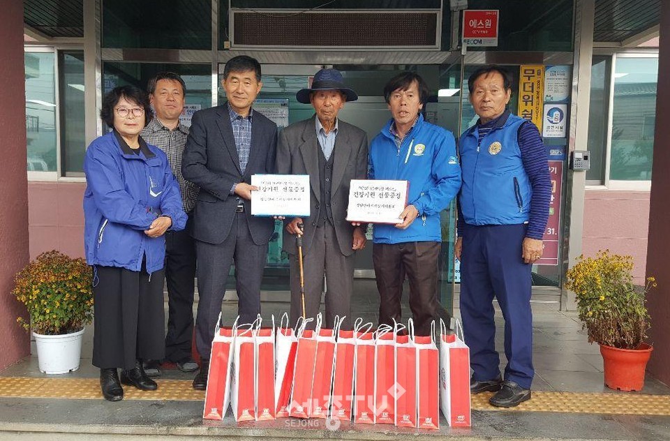 천안시 성남면 바르게살기위원회가 지난 11일 핵가족화로 퇴색되고 있는 경로사상을 홍보하기 위해 회원과 지역주민들을 대상으로 경로효친 교육을 진행하고 관내 95세 이상 어르신들에게 선물을 증정해 기념사진을 촬영하고 있다.(사진제공=천안시청)