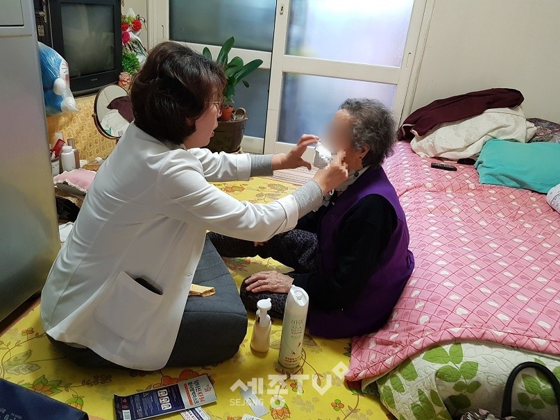 부천시보건소의 방문간호사가 감염병 예방 건강관리서비스를 제공하고 있다.(사진제공=부천시청)