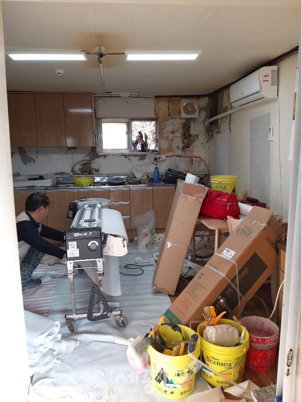 천안시 동면 행복키움지원단이 12일 퍼시픽패키지와 비맥스의 협조를 받아 홀로 사는 노인을 위한 사랑의 집수리 봉사활동을 펼치고 있다.(사진제공=천안시청)