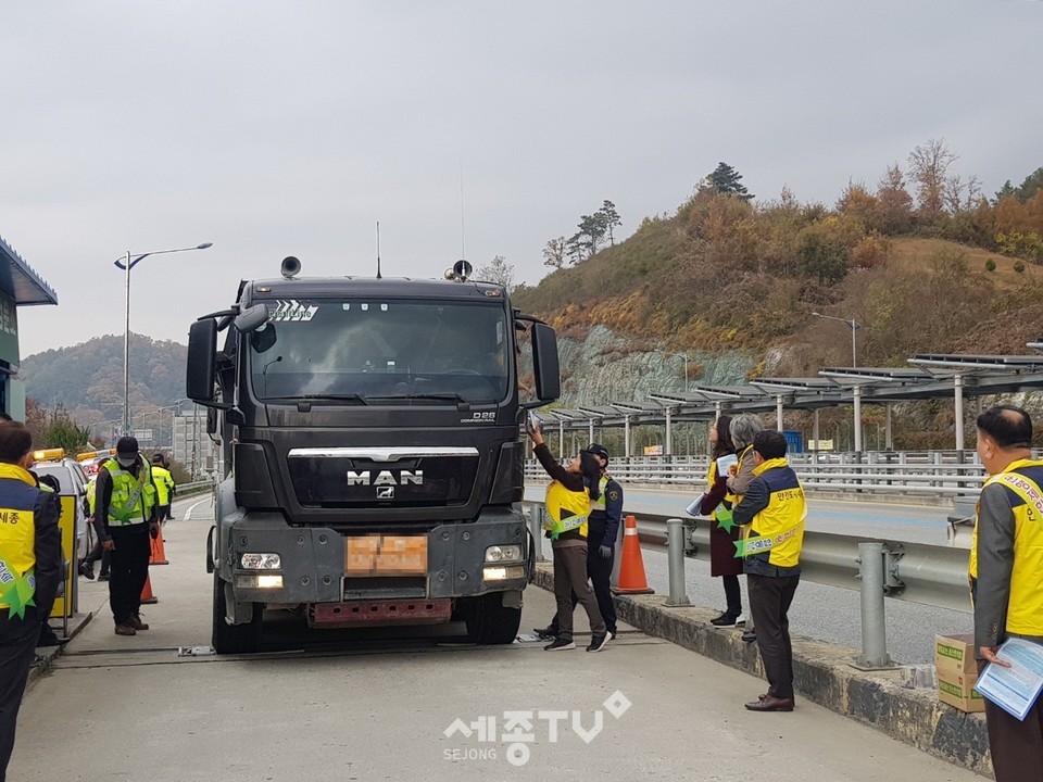 세종시,국도1호선운행제한단속지점에서차량합동단속을 실시했다.(사진제공=세종시청)