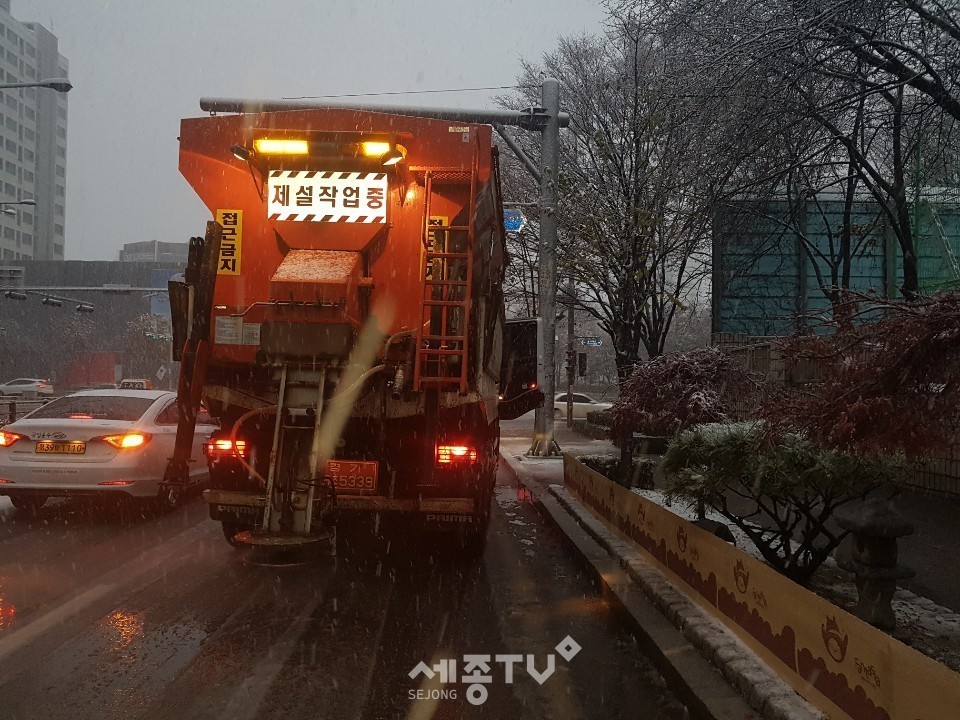 도로제설작업 중인 차량 모습.(사진제공=부천시청)