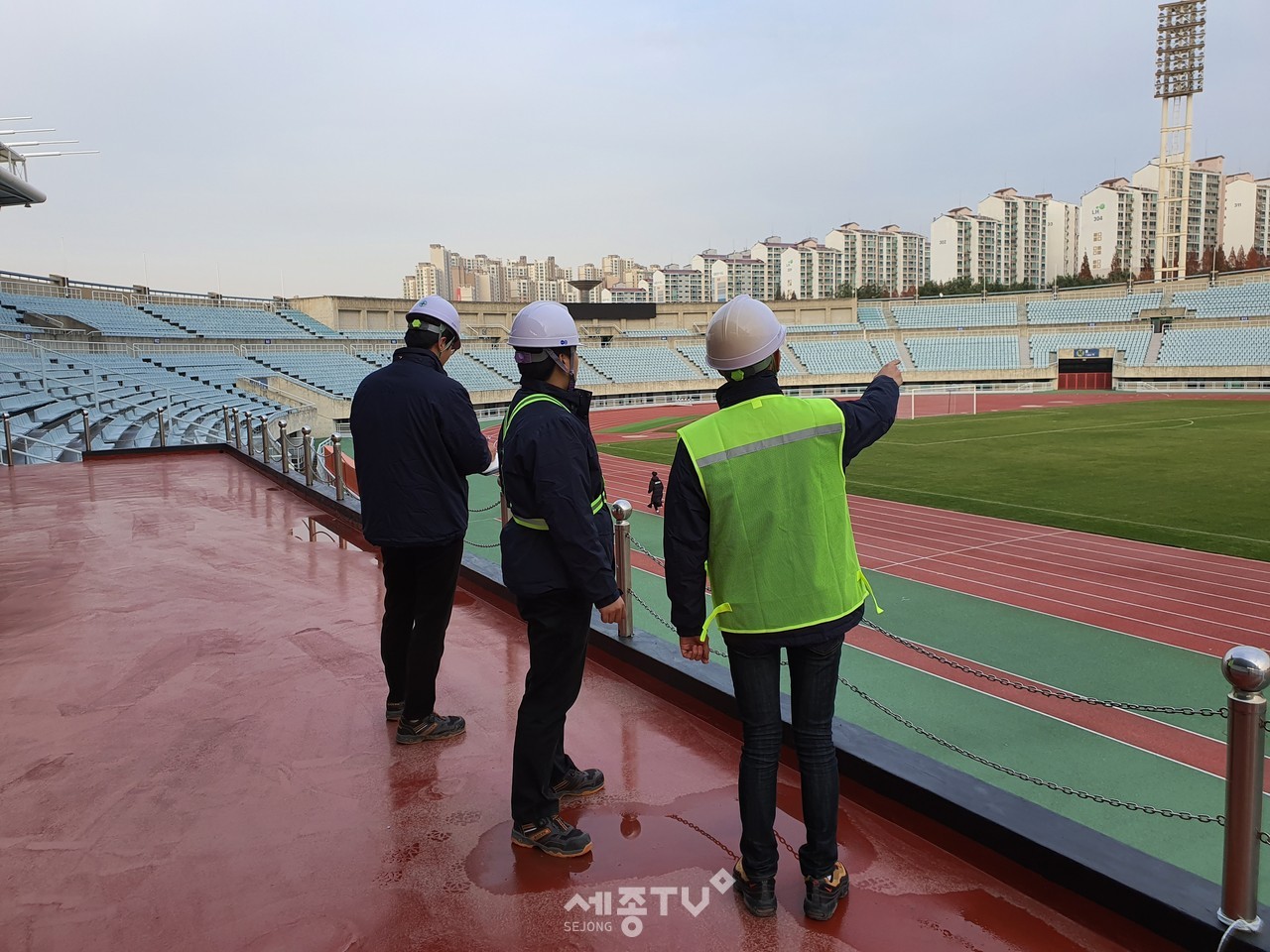 천안시시설관리공단이 동절기를 대비해 전기, 기계, 건축, 소방 등 시설물 안전점검을 실시하고 있는 모습.(사진제공=천안시청)