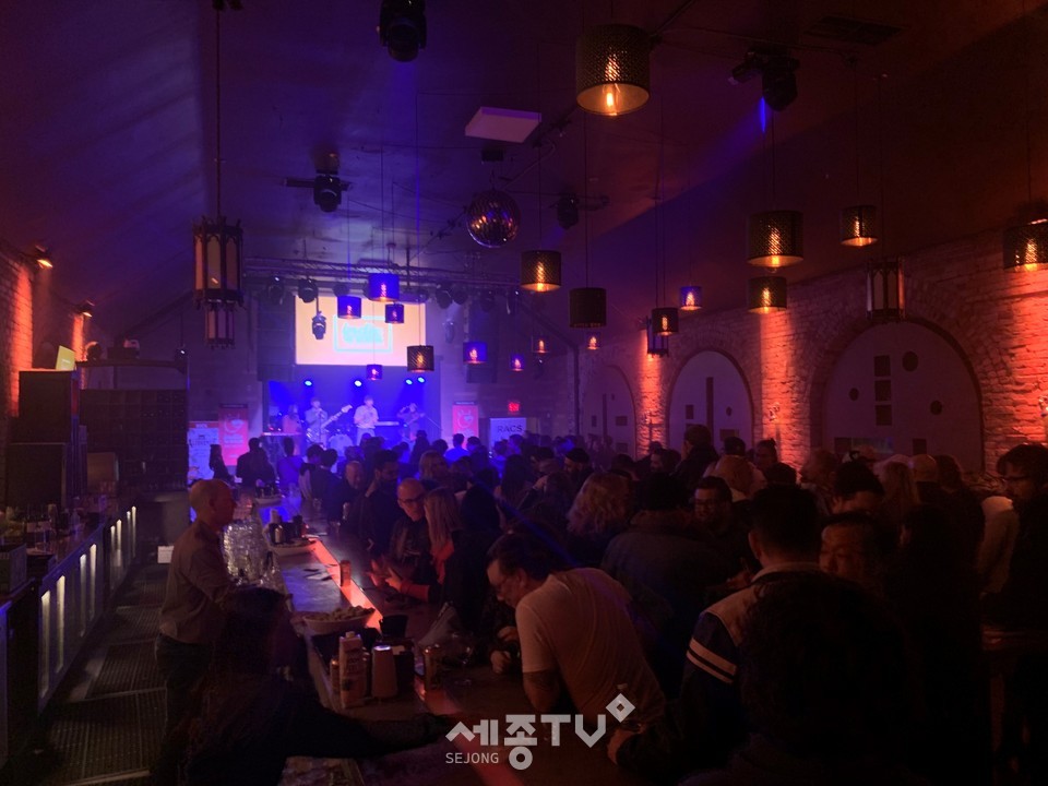 지역 기반 뮤지션 ‘바비핀스’가 토론토에서 열린 뮤직 페스티벌 ‘인디위크 캐나다’(Indie Week Canada)에서 무대를 선보이고 있다.(사진제공=천안시청)