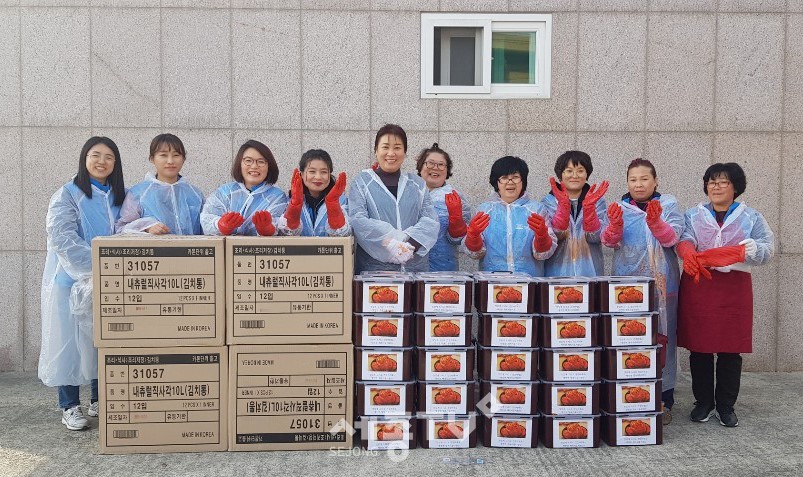 천안시 병천면 행복키움지원단이 7일 김장김치를 직접 담가 관내 취약계층 40가구에 전달했다.(사진제공=천안시청)