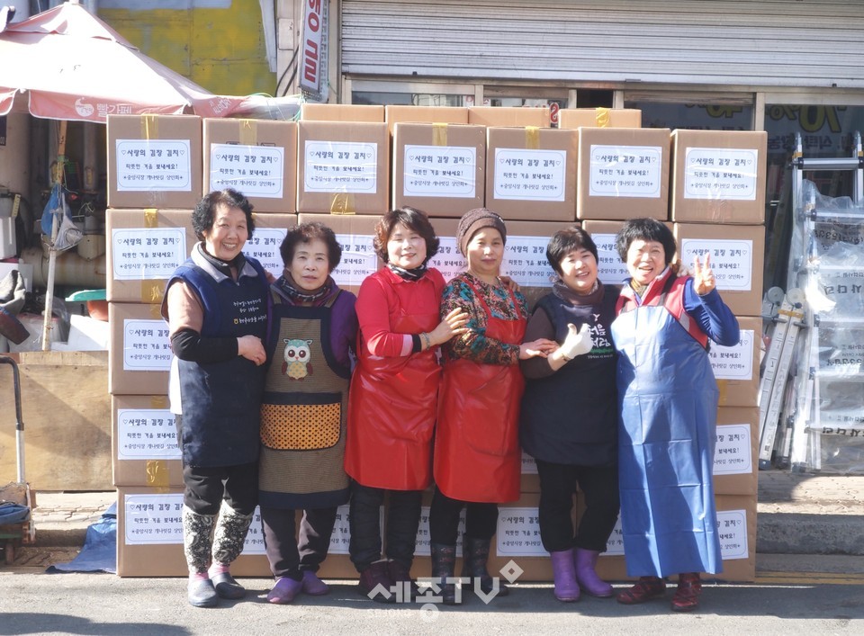 천안시 남산중앙시장 개나릿길 상인회 회원들이 지난 26일 어려운 가정의 월동준비를 위해 김장김치 봉사에 나섰다.(사진제공=천안시청)