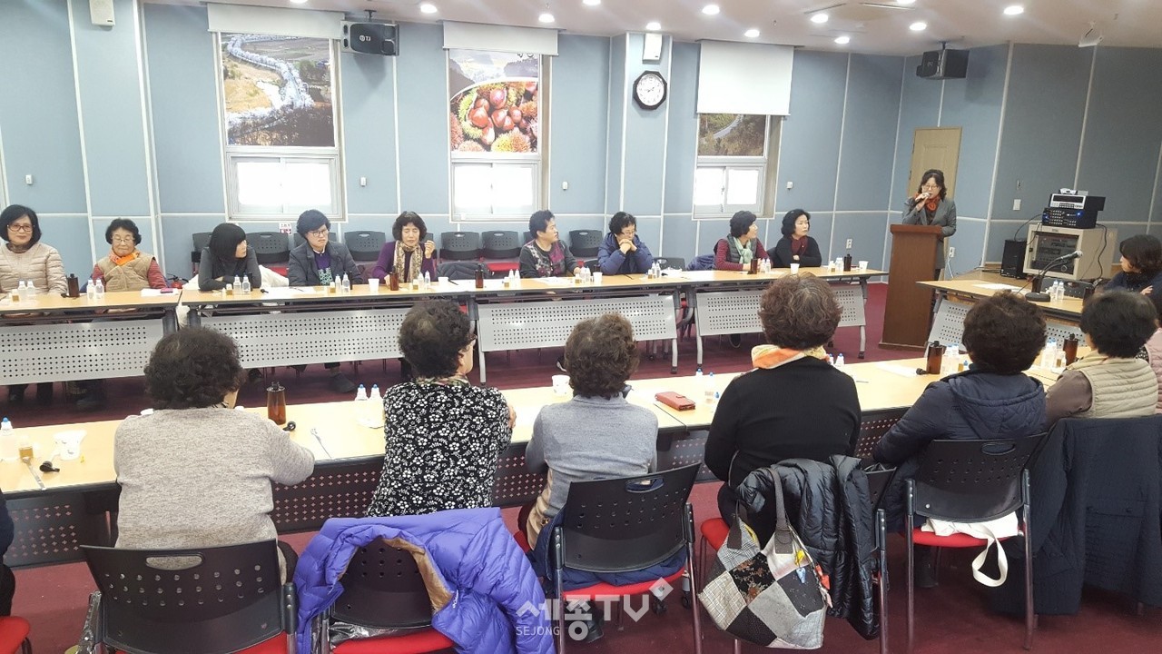 천안시 북면생활개선회 회원 40여명이 4일 한방샴푸 만들기 과제교육에 참여하고 있다.(사진제공=천안시청)