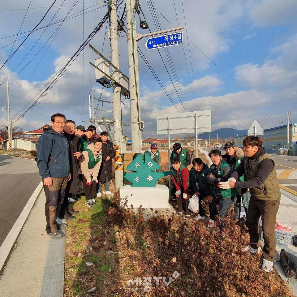 천안시 4-H연합회가 2일 입장면 독정리에서 4-H비석 정비 작업을 실시하고 있다.(사진제공=천안시청)