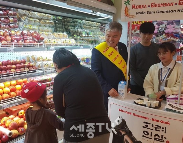 금산군은 지난 8일부터 14일가지 베트남 빈마트에서 인삼홍보 및 판촉전을 진행했다.(사진제공=금산군청)