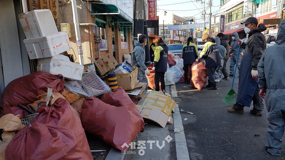 천안시 입장면(면장 윤광식)은 지난 14일 입장면 행복키움지원단과 입장성당, 주민봉사자, 입장면 행정복지센터 직원 등 42명이 함께 관내 저소득 가구를 대상으로 주거환경개선 봉사활동을 실시했다.(사진제공=천안시청)