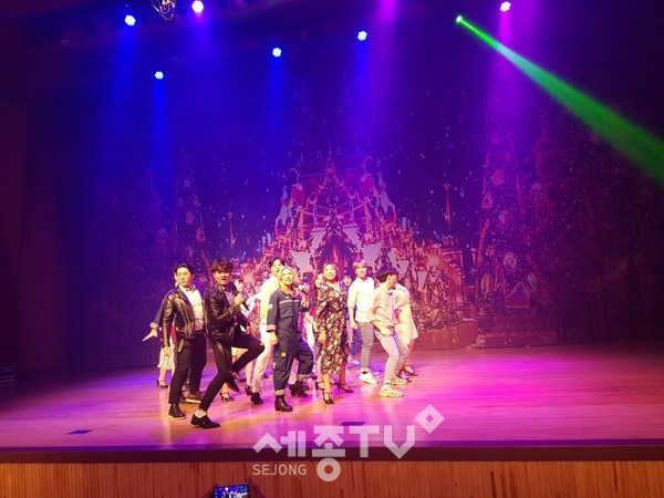 천안시자살예방센터가 지난 17일 백석대학교 콘서트홀에서 2019 열린공연제 ‘사랑, 희망을 꿈꾸는 크리스마스’를 진행하고 있다.(사진제공=천안시청)