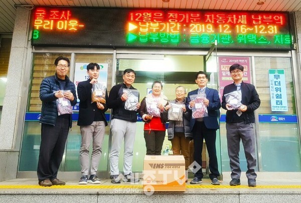 기운차림봉사단 천안지부가 17일 어려운 이웃을 위한 따뜻한 사랑의 목도리 30개를 전달했다.(사진제공=천안시청)