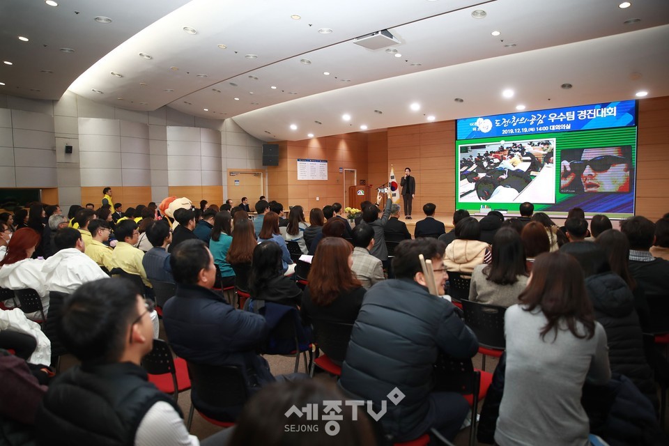 천안시가 지난 19일 시청 대회의실에서 ‘2019년 우수팀 경진대회’를 진행하고 있다.(사진제공=천안시청)