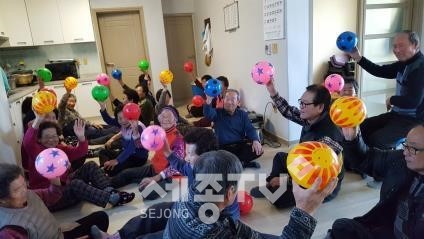 어르신 건강증진 프로그램 모습.(사진제공=천안시청)