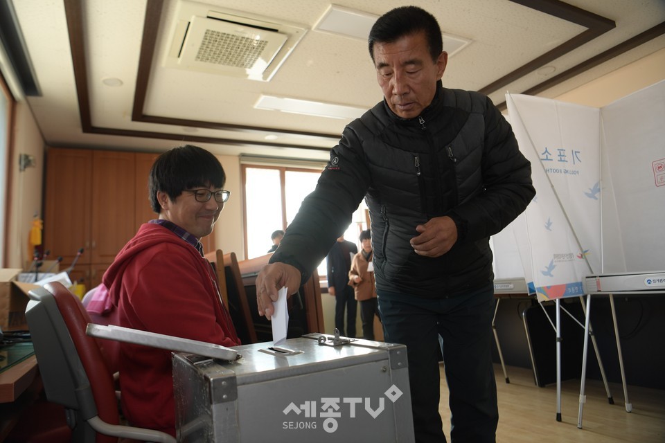 자치분권으로 가는 길, 주민참여 확대로 한 발 더 가까이,읍면동장 투표장면(사진제공=논산시청)