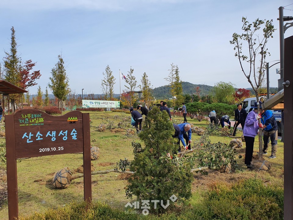 산소생성숲 나무심기 모습.(사진제공=천안시청)