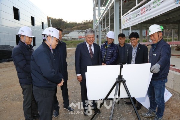 인삼약초특화농공단지 현장행정.(사진제공=금산군청)