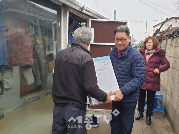 천안시 성정1동 주민자치회가 지난 30일 성정1동에 거주하는 독거노인 가정에 제습기 1대를 기부했다.(사진제공=천안시청)