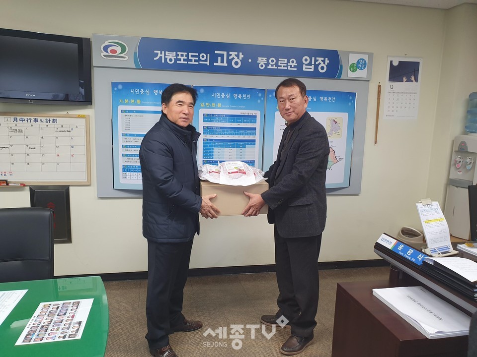 입장포럼이 어려운 이웃에 전달해 달라며 100만원 상당의 훈제오리를 입장면에 기탁해 기념사진을 찍고 있다.(사진제공=천안시청)