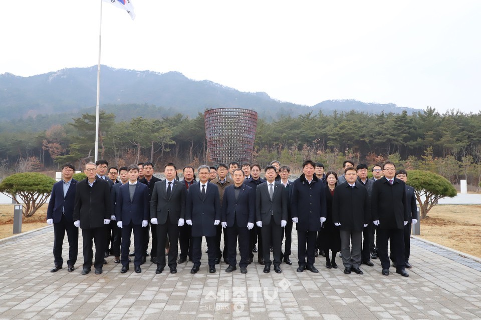 충남농협 길정섭 본부장 및 간부직원들이 홍예공원 충혼탑에 참배하였으며 참배에 앞서 충남농협 시무식을 개최했다.(사진제공=농협중앙회 충남본부)