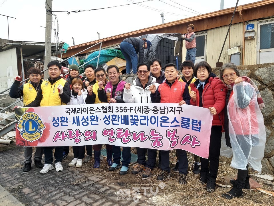 성환지역 3개 라이온스클럽(성환, 새성환, 성환배꽃라이온스클럽)이 지난 2일 새해를 맞아 동절기 난방에 어려움을 겪고 있는 지역 어르신 및 취약계층 3가정에 연탄 1000장을 전달했다.(사진제공=천안시청)