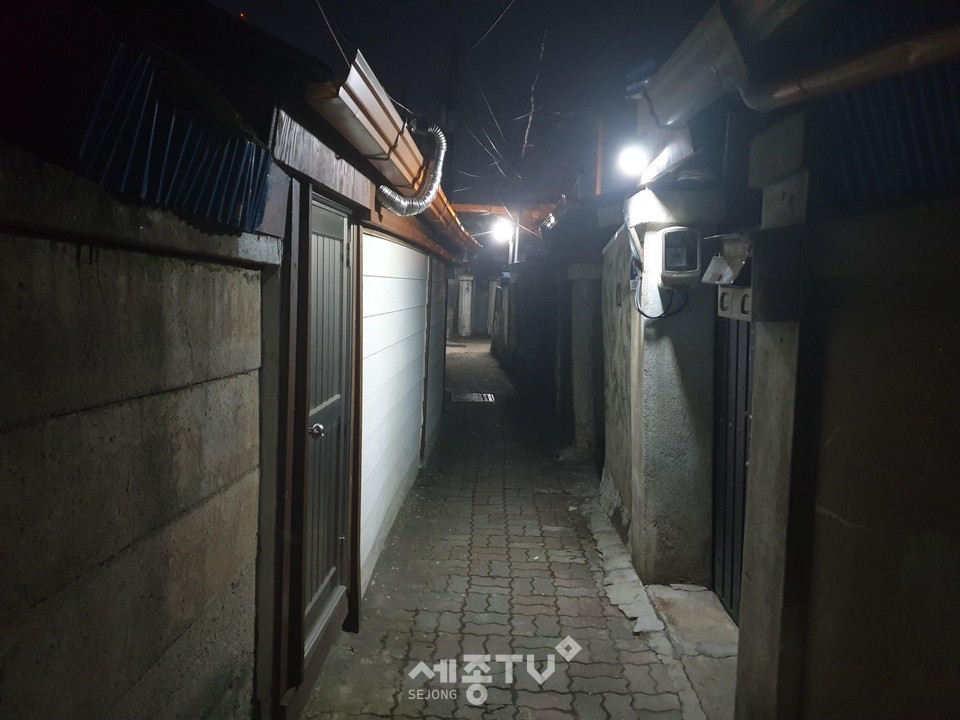 좁은 골목길에 설치된 친환경 LED 태양광조명 설치 모습. (사진제공=대전 동구청)