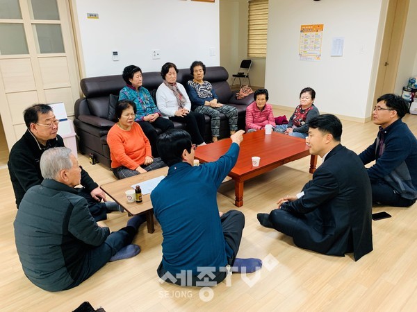 사진설명:신임 이종택 불당동장이 9일 불당 LH1단지 경로당을 방문해 어르신들의 불편사항을 청취하고 있다. (천안시청제공)