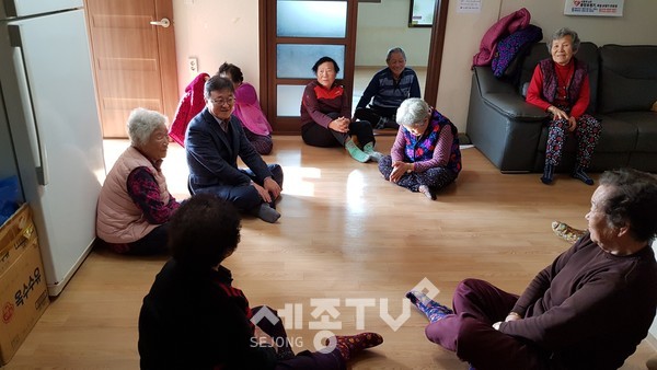 신임 김형목 병천면장이 지난 9일부터 관내 37개소 경로당을 방문하며 어르신들께 부임인사 및 새해인사를 드렸다. (사진제공=천안시청)