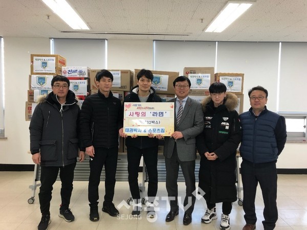 두정동 태권박사&스포츠짐과 최강두리 태권도장이 부성2동 행정복지센터를 찾아 사랑의 라면을 기탁하고 있다. (사진제공=천안시청)