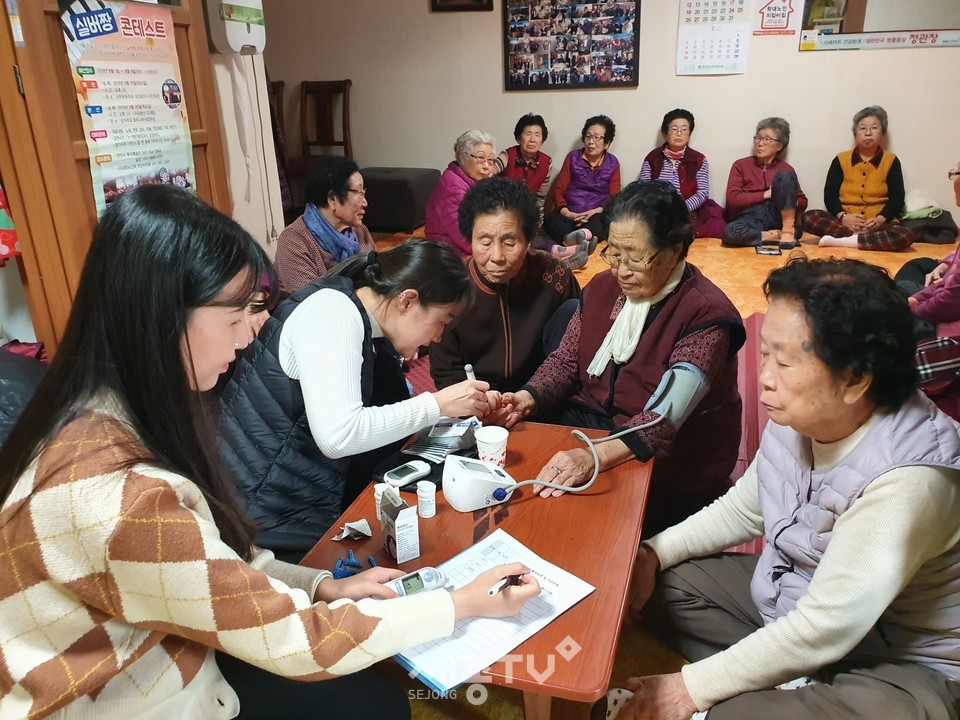 천안시 원성1동(동장 현석우)이 지난 14일 관내 중앙경로당을 방문해 어르신 건강관리 방문서비스를 진행했다. (사진제공=천안시청)