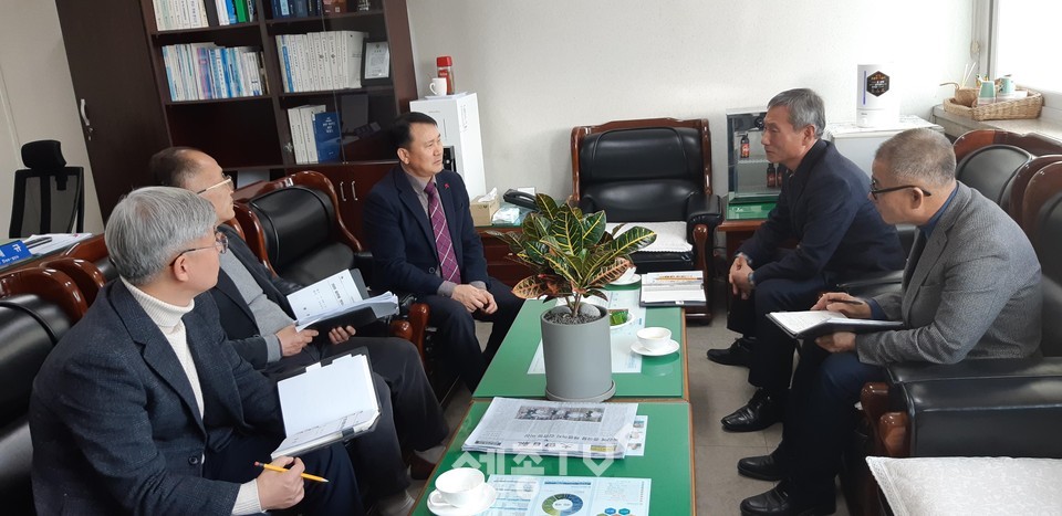 곽현신 천안시 동남구청장이 지난 8일 동면 행정복지센터를 방문해 현안사항을 청취하고 있다. (사진제공=천안시청)