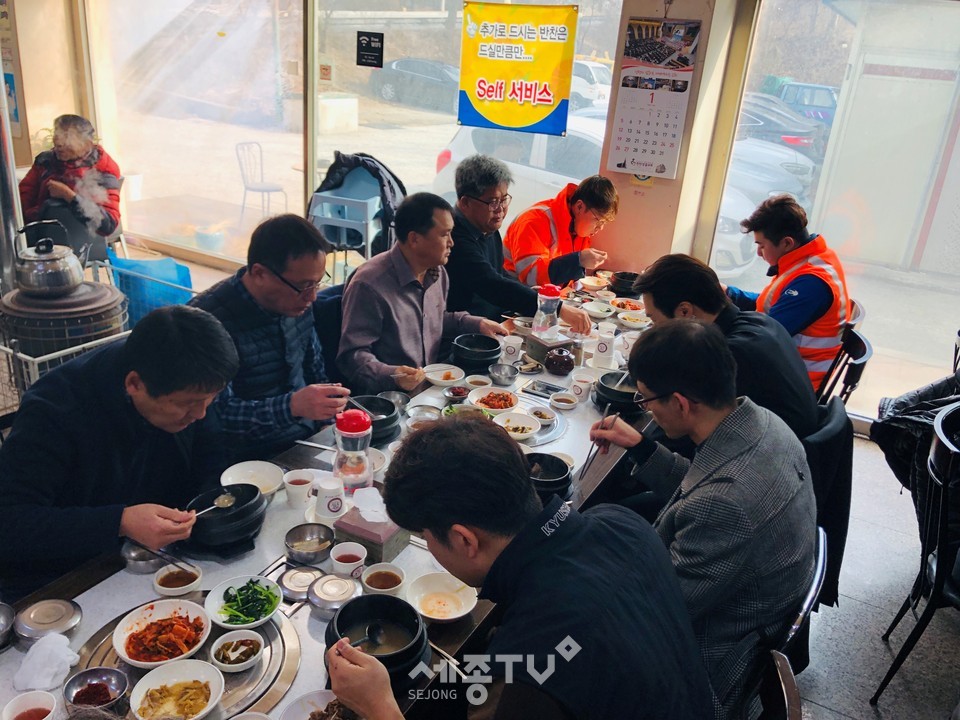 곽현신 천안시 동남구청장이 17일 설 명절을 맞아 동절기 한파 속에서도 도로 유지관리를 위해 애쓰는 도로보수원과 소통하는 시간을 가졌다. (사진제공=천안시청)