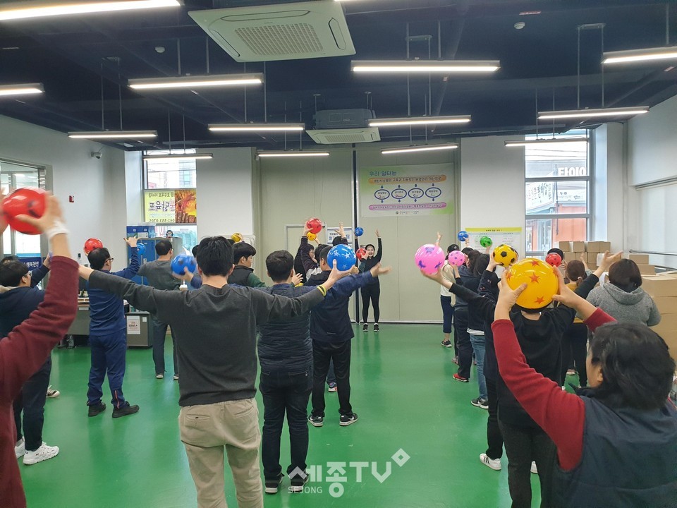 천안시 동남구보건소가 죽전재활원, 천안시장애인희망일터 등 장애인 보호작업장에 찾아가 재활운동교실을 운영하고 있는 모습. (사진제공=천안시청)