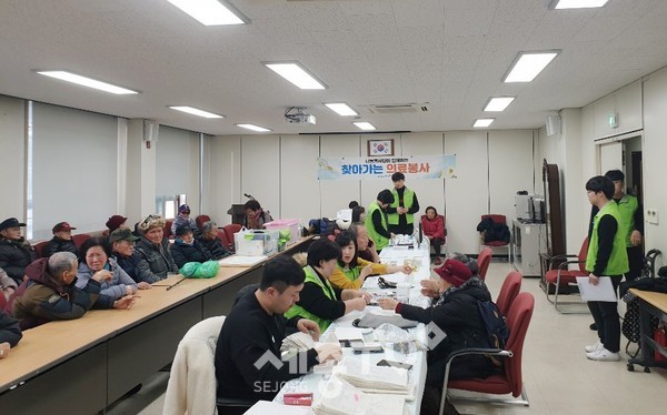 천안시 문성동(동장 이재철)이 지난 18일 천안의료원 나눔봉사단과 함께 의료봉사활동 및 이미용봉사를 진행했다. (사진제공=천안시청)