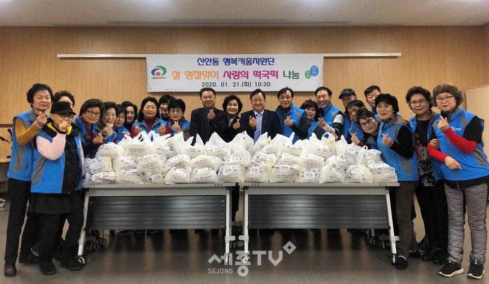 신안동 행복키움지원단이 21일 다가오는 설 명절을 맞아 관내 어려운 이웃에 111만원 상당의 떡국 떡과 사골곰탕을 전달했다. (사진제공=천안시청)