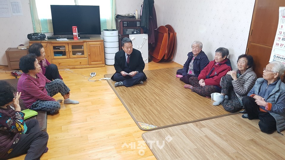 구제병 성정2동장이 경로당을 방문해 지역 어르신들의 의견을 청취하고 동정운영방향을 설명하고 있다. (사진제공=천안시청)