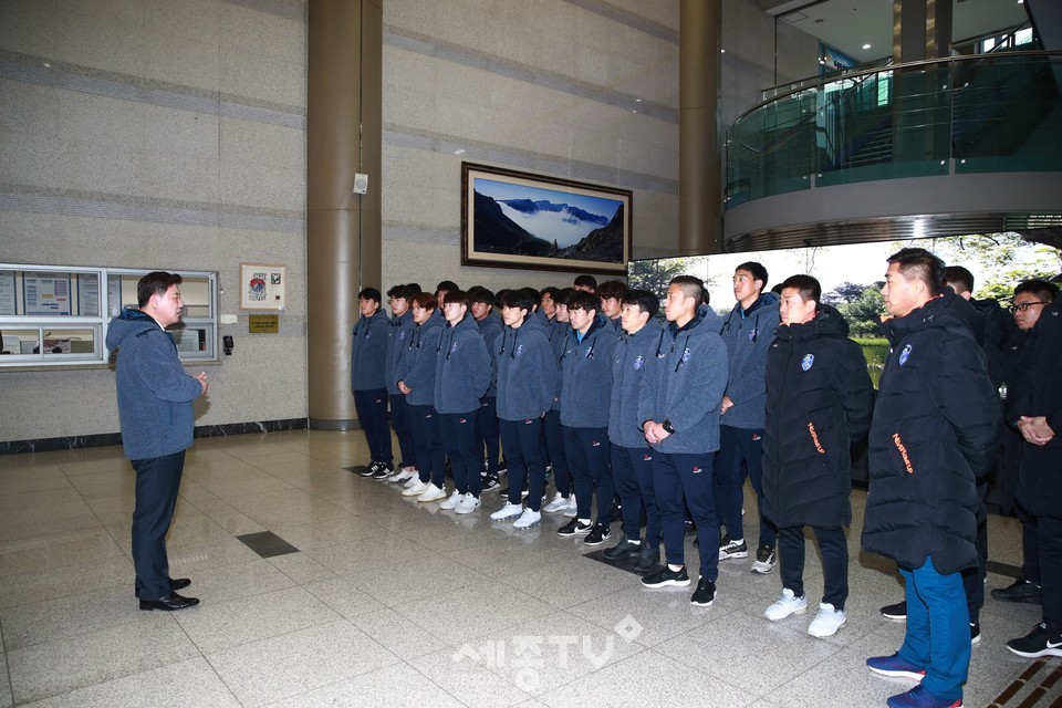 구만섭 천안시축구단 이사장 권한대행이 지난 28일 천안시청 1층 로비에서 전지훈련지로 출발하는 김태영 감독과 선수, 코칭스태프를 격려하고 있다. (사진제공=천안시청)
