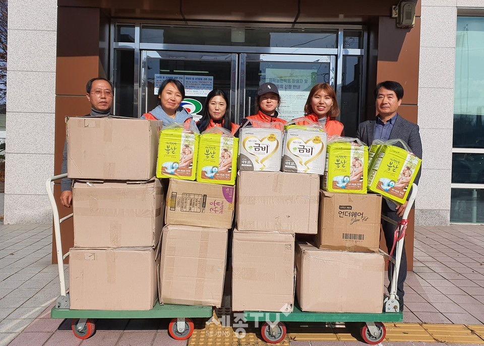 천안시 성환읍 매주12리 이편한세상 아파트 부녀회가 지난 29일 성환읍 행정복지센터를 방문해 요실금과 지병 등으로 신변처리에 어려움을 겪고 있는 취약계층 노인을 위한 성인용 기저귀 100개를 전달했다. (사진제공=천안시청)