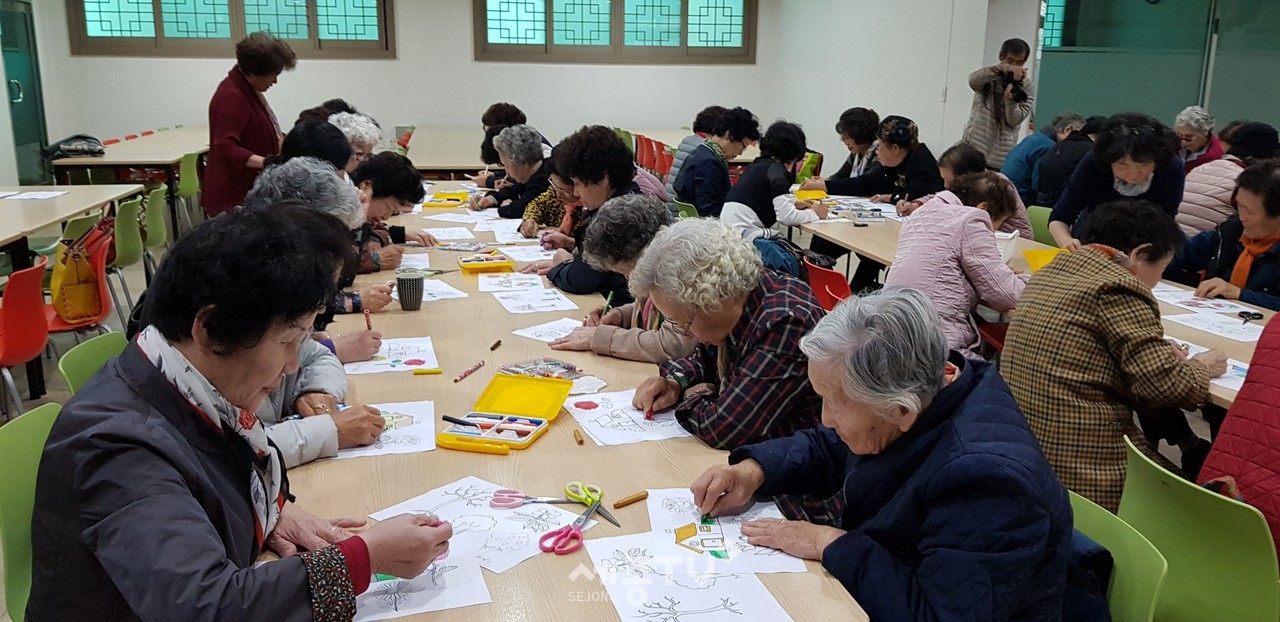 어르신을 대상으로 한 심신안정 프로그램 진행 모습. (사진제공=천안시청)