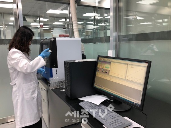 천안시 맑은물사업소 수질검사 모습. (사진제공=천안시청)