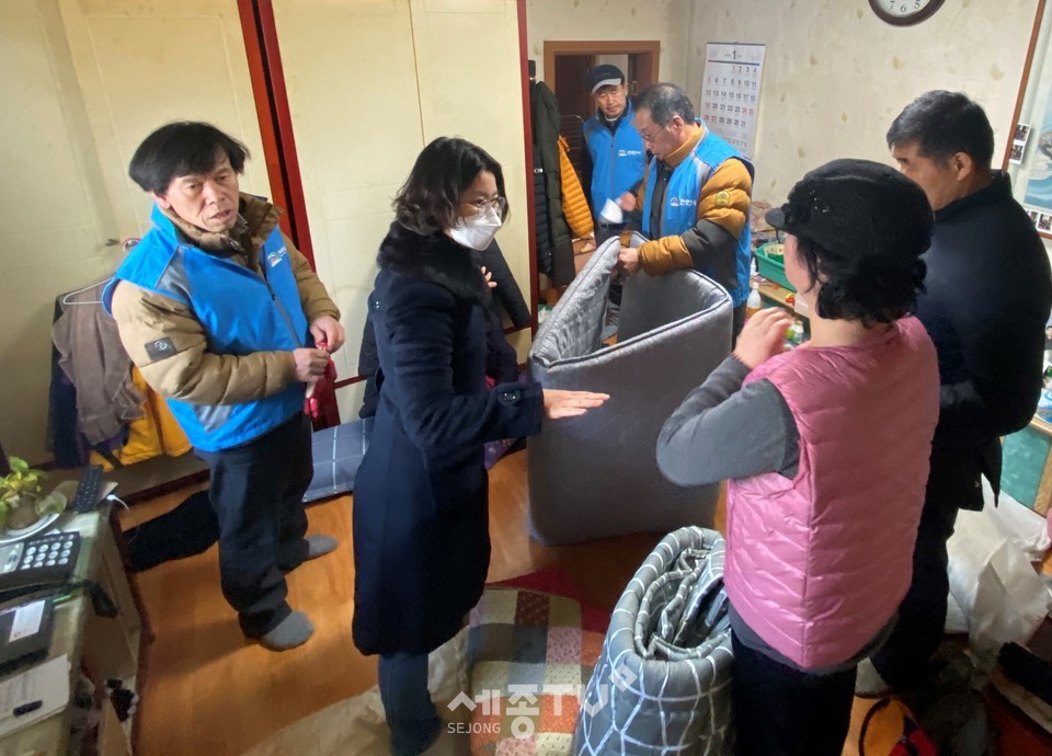 천안시 성남면이 저소득 독거노인 가구를 방문해 겨울철 난방용품을 전달했다.(사진제공=천안시청)