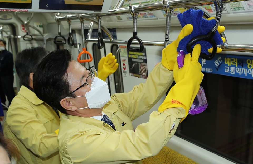 5일 허태정 대전시장이 신종 코로나 바이러스 감염증 확산 방지를 위해 도시철도 전동차 객실과 손잡이를 소독하고 있다. (사진제공=대전시청)