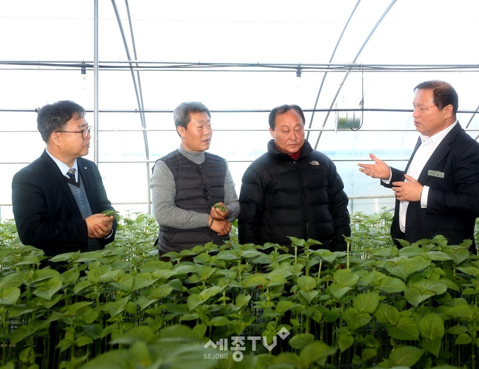 김부성 충남농업기술원장(왼쪽 첫 번째)가 이갑수 소장(오른쪽 첫 번째)을 만나 현장 소통을 하고 있다. (사진제공=금산군청)