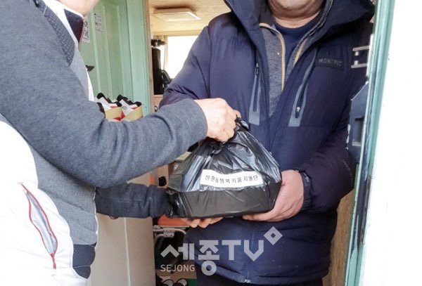 성환읍 행복키움지원단이 7일 민족고유의 명절인 정월 대보름을 맞아 식생활에 어려움을 겪고 있는 취약계층 32가구에 오곡밥과 나물, 부럼을 전달하고 있다.(사진제공=천안시청)