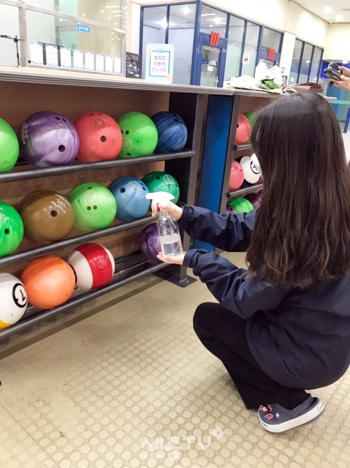 천안시시설관리공단 직원이 볼링장 물품을 소독하고 있다.(사진제공=천안시청)