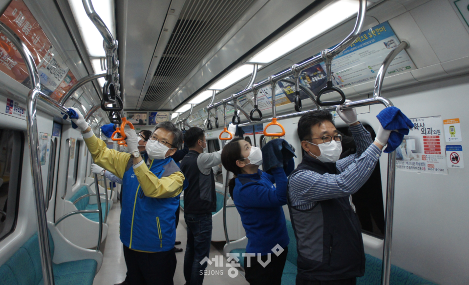 공사 김중철 노동조합위원장과 김경철 사장이 열차 알코올 세척작업을 하고 있다.