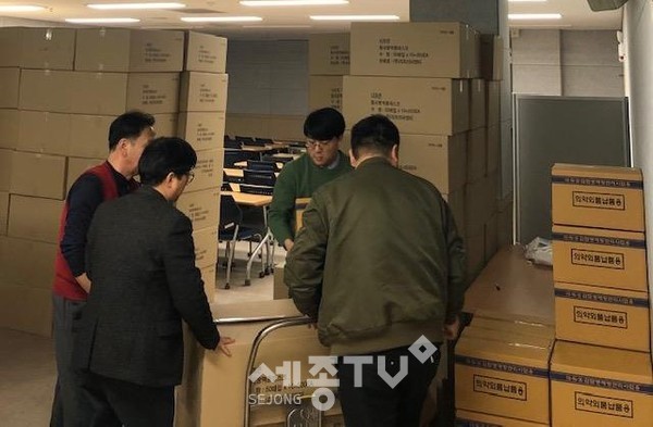 천안시가 13일 관내 11개 대학교에 코로나19 감염 예방물품을 배부하고 있다.(사진제공=천안시청)