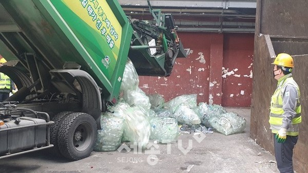재활용선별장으로 모인 페트병. (사진제공=천안시청)